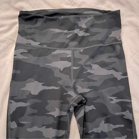 ✨SOLD✨ Athleta Ultimate 7/8 Tight Camo Leggings - Picture 7 of 13